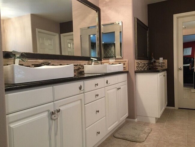 Building Photo - Beautiful House in the Lovely Fair Oaks Ra...