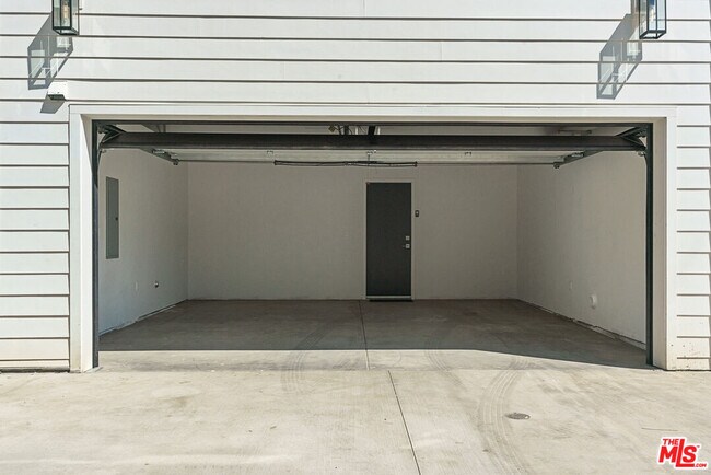 Building Photo - 14651 W Sara Ln