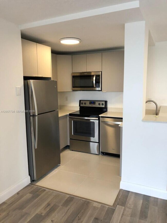 Building Photo - 9682 Fontainebleau Blvd
