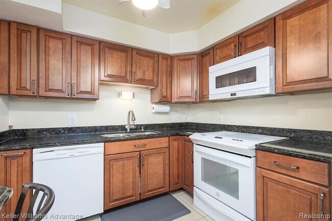 Building Photo - 24285 Evergreen Rd
