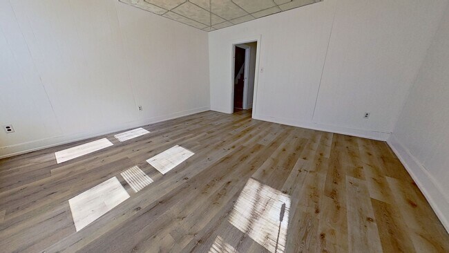 Building Photo - Spacious 3 Bedroom 2nd/3rd Floor Apartment in York City