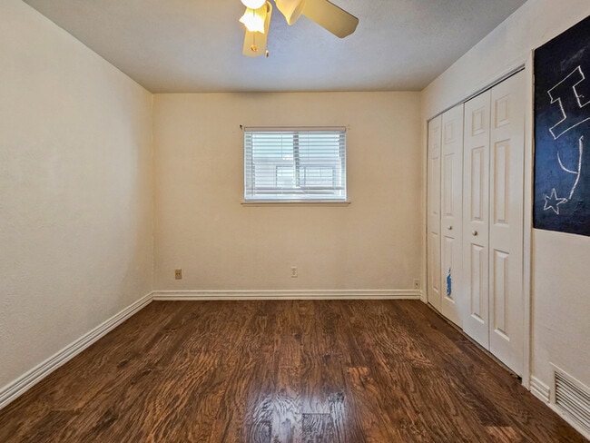 Building Photo - Move-In Ready Dallas Gem — 4 Bedrooms, 2 Living Areas, and a Big Private Yard