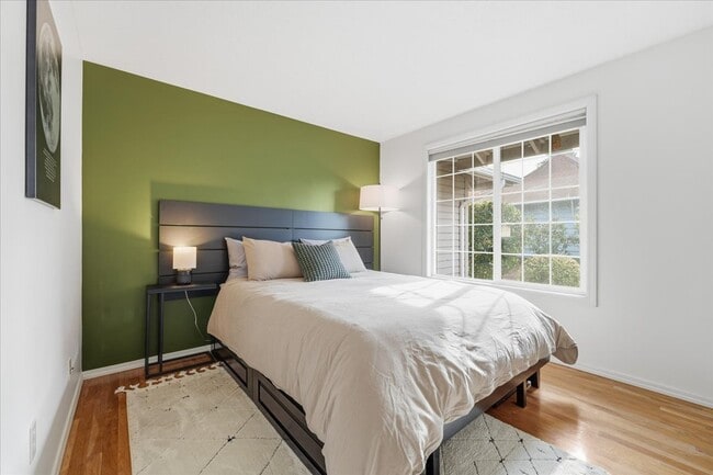 Building Photo - 5330 SW Mayfair Ct