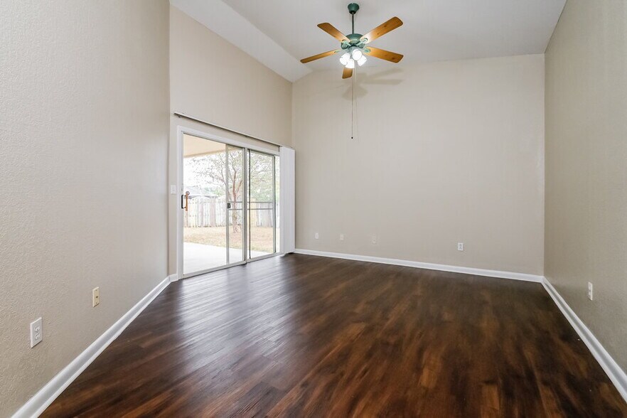 Building Photo - 1411 Forsyth Way
