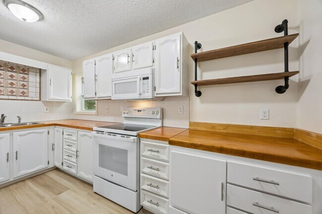 Building Photo - 2113 Silver Lake Dr