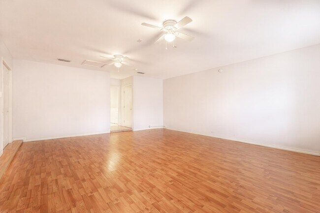 Building Photo - 312 Cambridge Loop