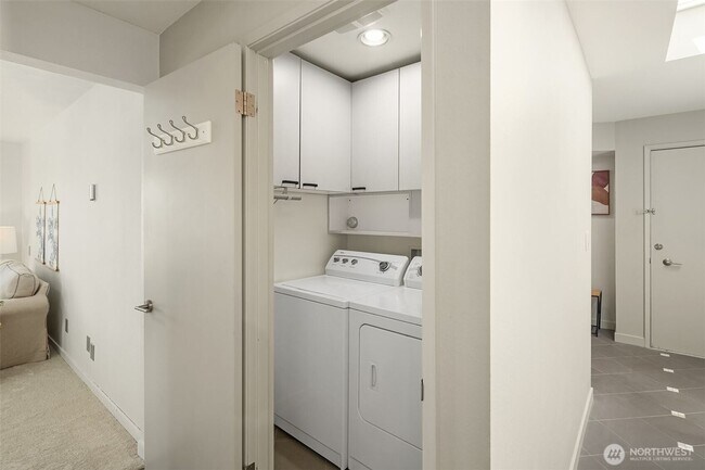 Building Photo - Top Floor Queen Anne Unit! (Beautiful views & 3 Parking Spaces)