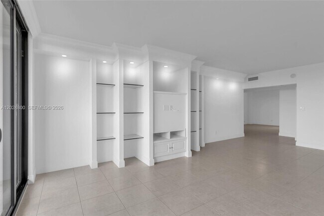 Building Photo - 90 Edgewater Dr