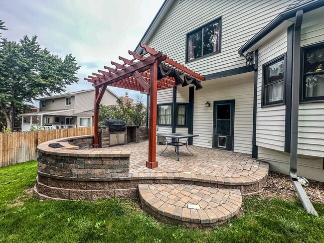 Building Photo - Beautifully 4BR, 3BA Tri-Level with Gorgeo...