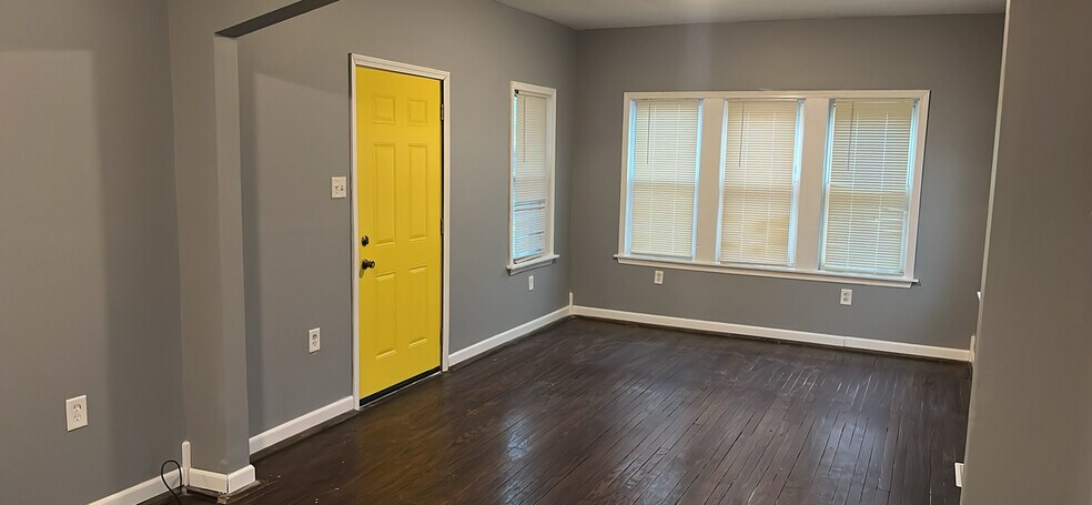 Living Room - 1550 Richard Gordon Hatcher Blvd