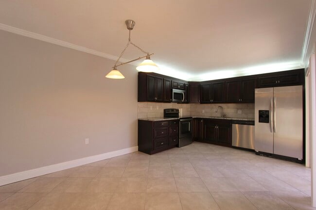 Building Photo - 606 6th Ct