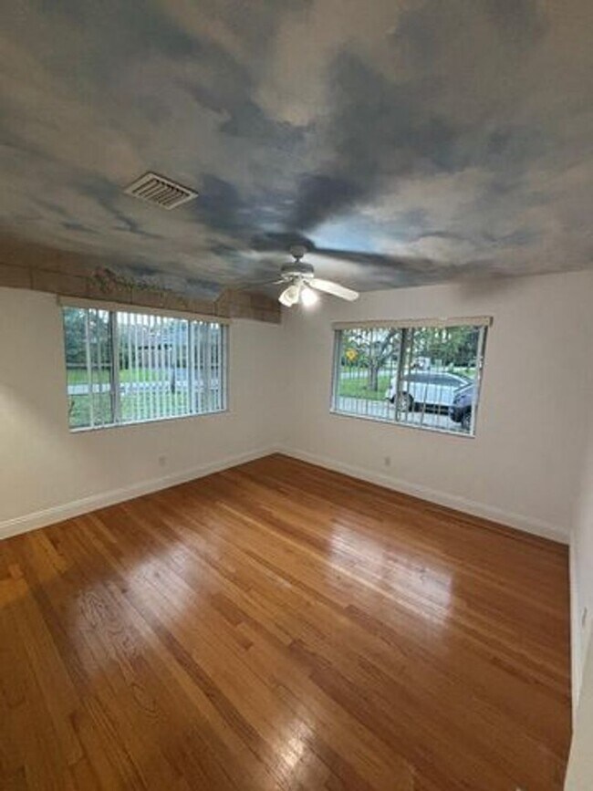 Building Photo - 117 SE 4th Ave