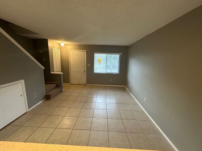 Primary Photo - GREAT 2/2.5 Townhome Near UCF! Available Now!