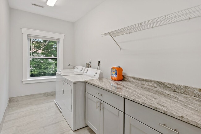 Building Photo - 2901 Random Rd