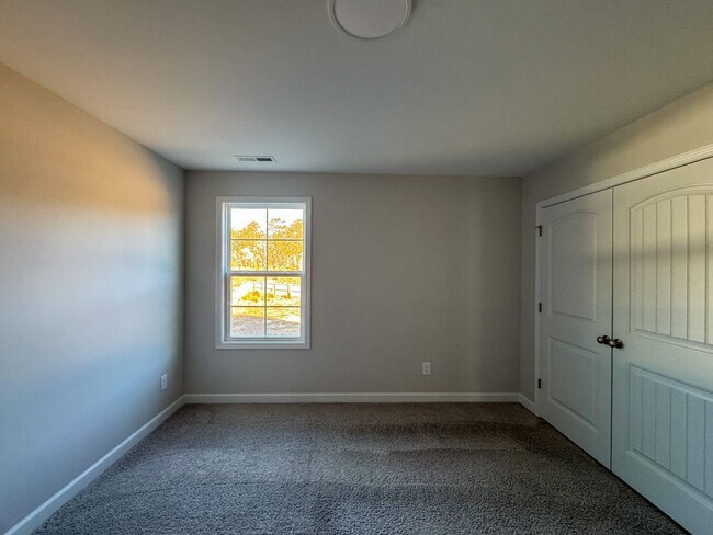 Building Photo - Stunning 4 Bed Home with Fenced Backyard