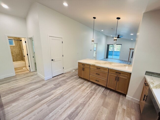 Building Photo - 1084 Dedi Ave