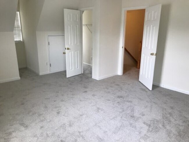 Building Photo - Spacious 4-bedroom home