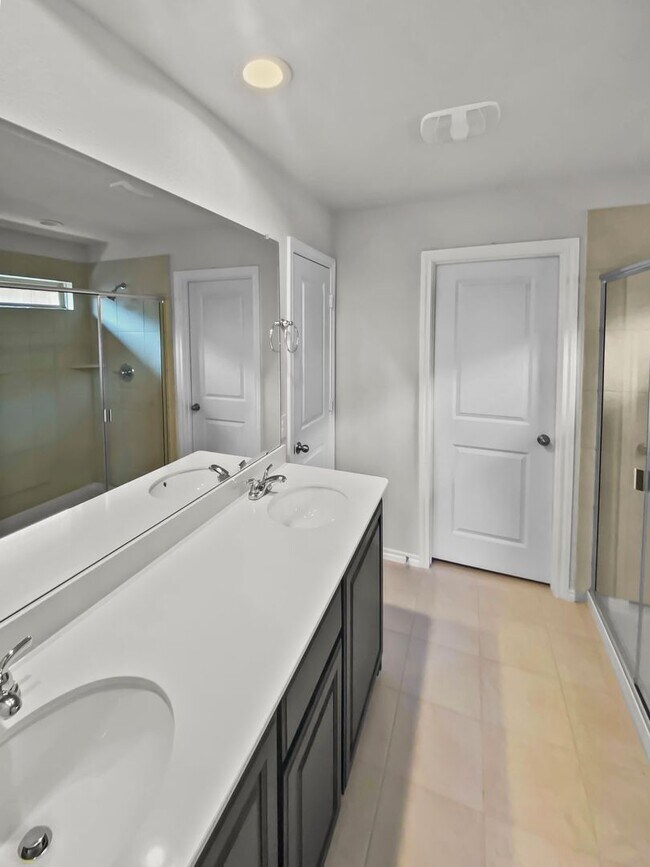 Building Photo - 10008 Ginkgo Ln