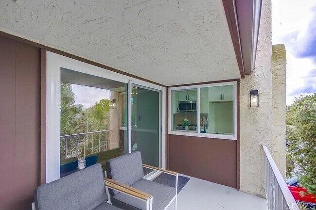 Building Photo - Fully Remodeled 2BR Condo with Designer Fi...
