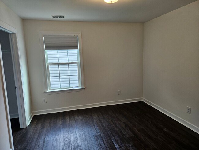 Building Photo - Beautiful unfurnished 3 bed 2.5 bath home ...