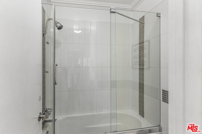 Building Photo - 1351 N Orange Dr