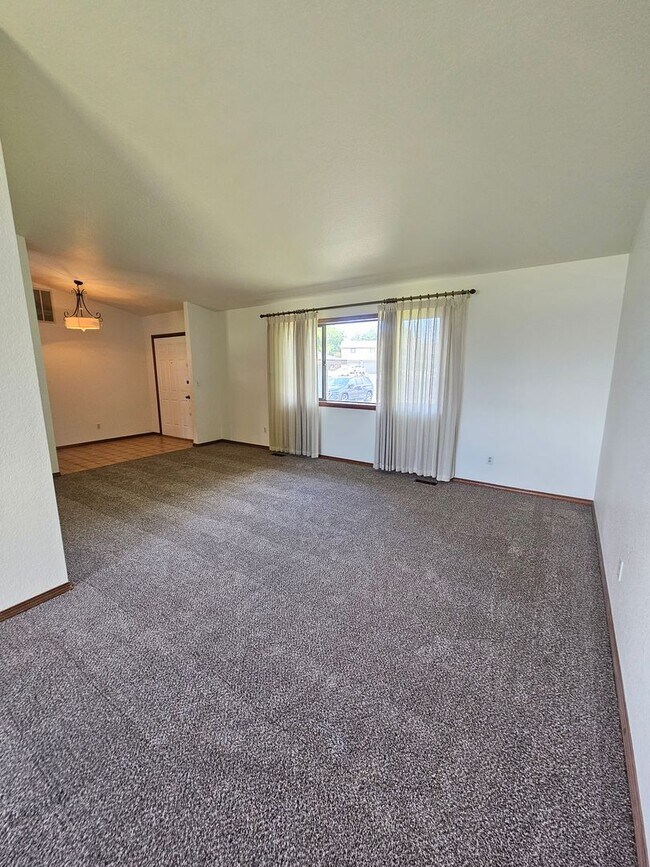 Building Photo - Beautiful 4 Bedroom Home on the Lake-May Rent FREE!