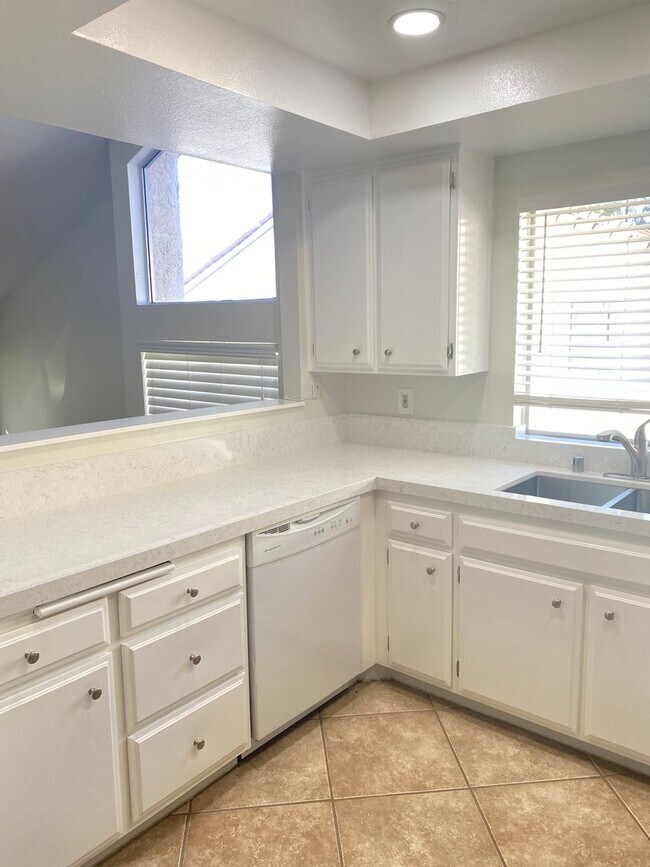 Building Photo - 1 bed, 1 bath Sycamore Villas Condo