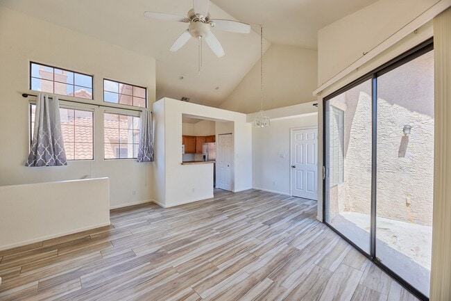 Building Photo - 2 Bed / 2 Bath Condo with Garage in Centra...