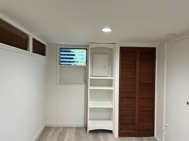 Back room - 99-1053 Halawa Heights Rd
