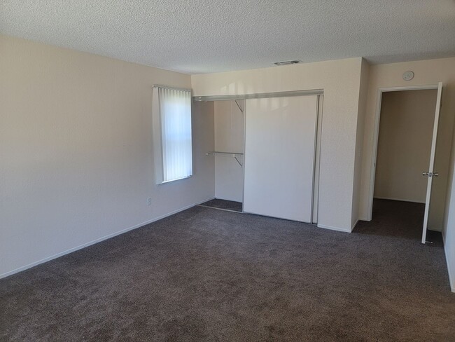 Building Photo - Great 4 Bedroom 2.5 Bath in South Natomas