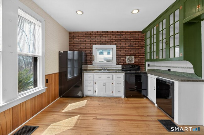 Building Photo - 164 W Main St