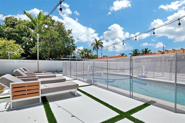 Building Photo - 301 SW 30th Ct