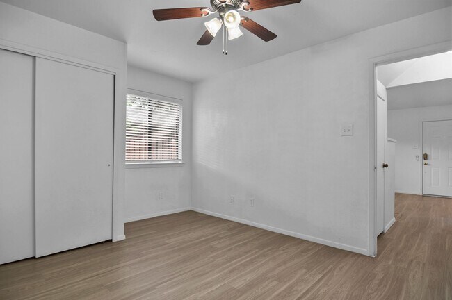 Building Photo - Beautiful Gated Townhome Great Location