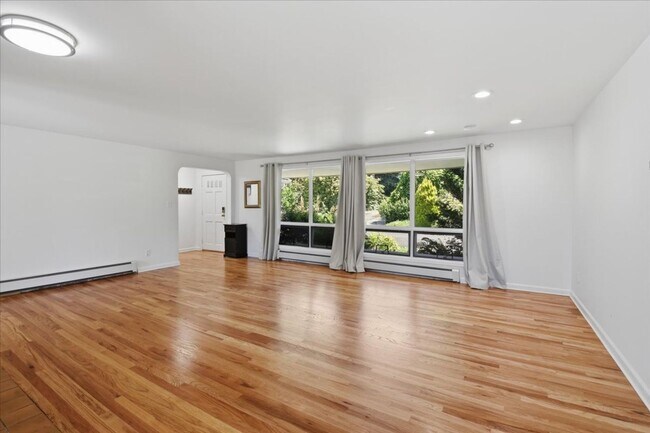 Building Photo - 3bd/1.75ba Shoreline Home