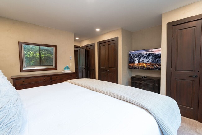 Building Photo - 1024 E Hopkins Ave