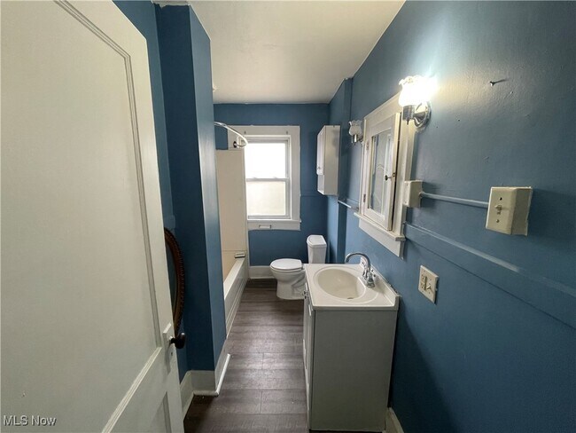 Building Photo - 301 Roslyn Ave NW