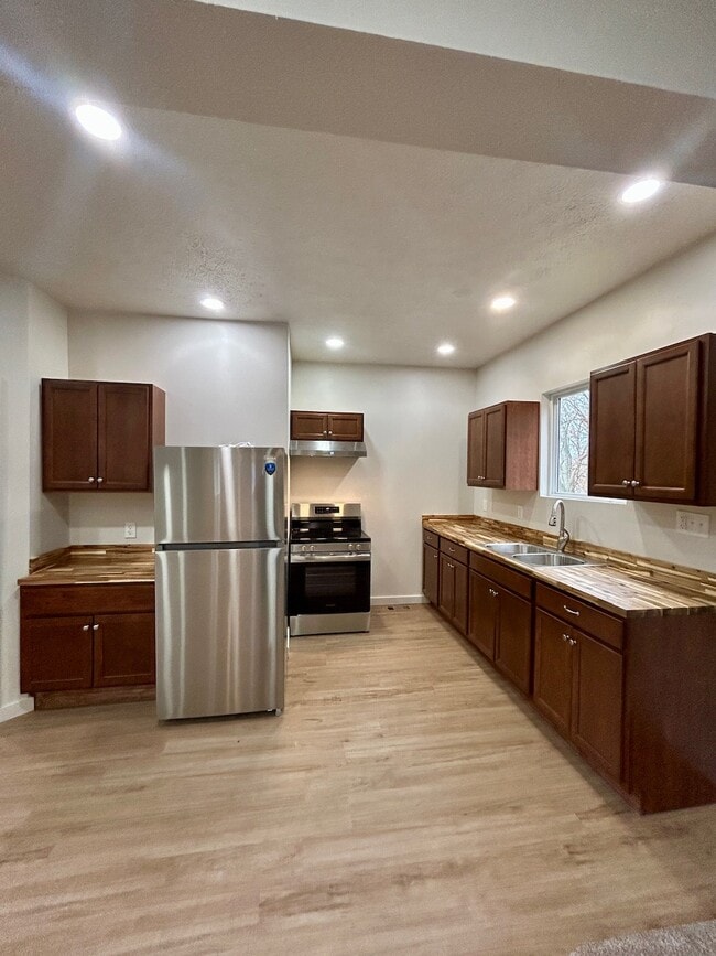 Building Photo - 1423 Mitchell Ave