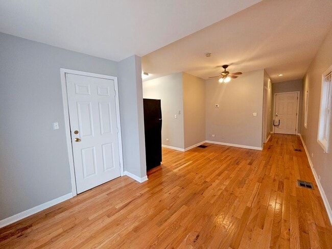 Building Photo - 2420 N Greenview Ave