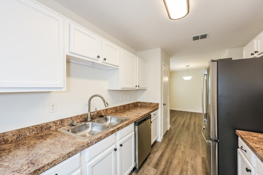 Building Photo - 10701 Many Oaks Dr