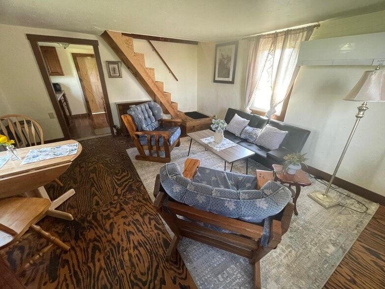 Living room - 350 Hilltown Rd