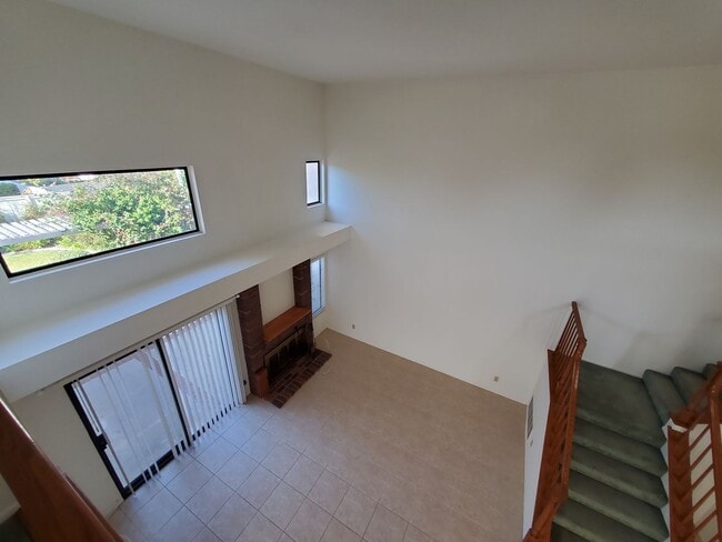 Building Photo - Beautiful Woodbridge/Lakeside Home for Lease!