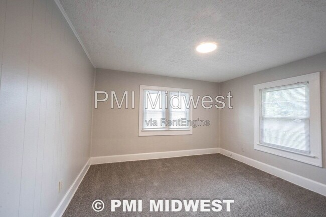 Building Photo - 411 W 40th St