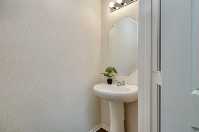 Building Photo - 482 Thornless Cir