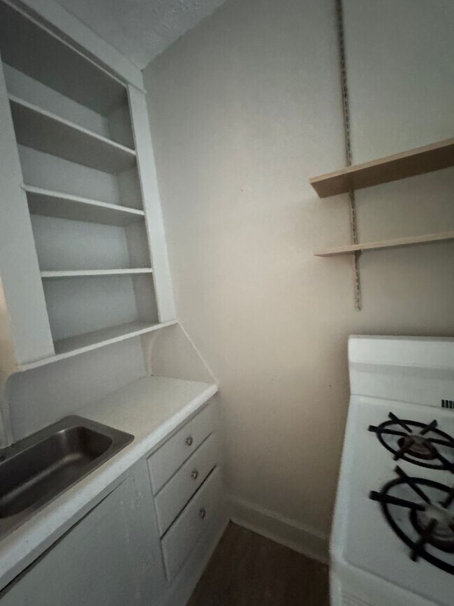 Building Photo - One bedroom apartment available south of downtown! Avail August 2026!