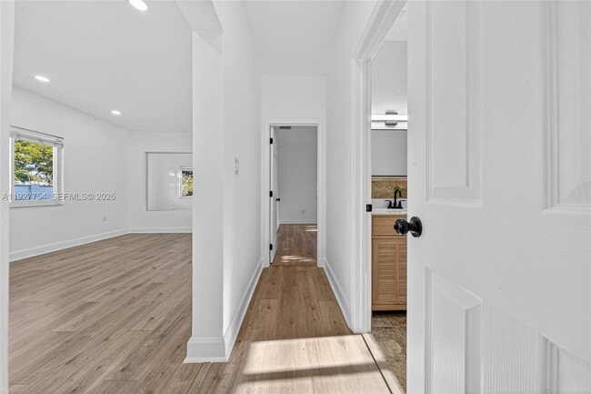 Building Photo - 426 SW 26th Rd