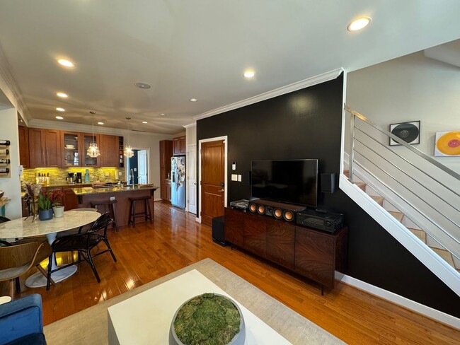 Building Photo - Beautiful 3 Bed 3 Bath Condo with a Roofto...