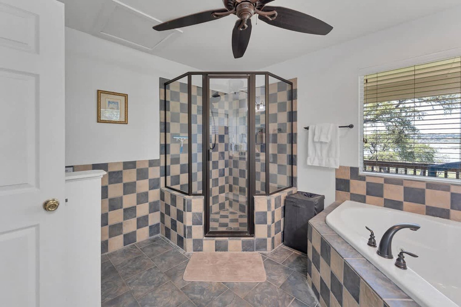 Building Photo - 2388 Lakeshore Dr