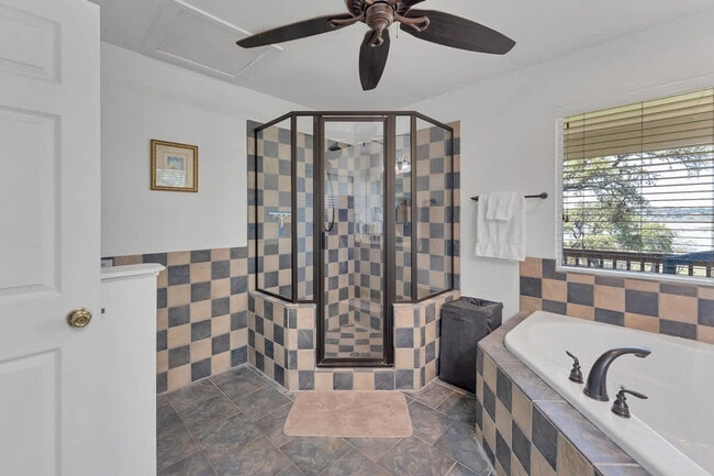 Building Photo - 2388 Lakeshore Dr