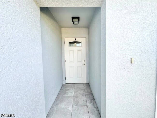 Building Photo - 4622 SW 7th Pl