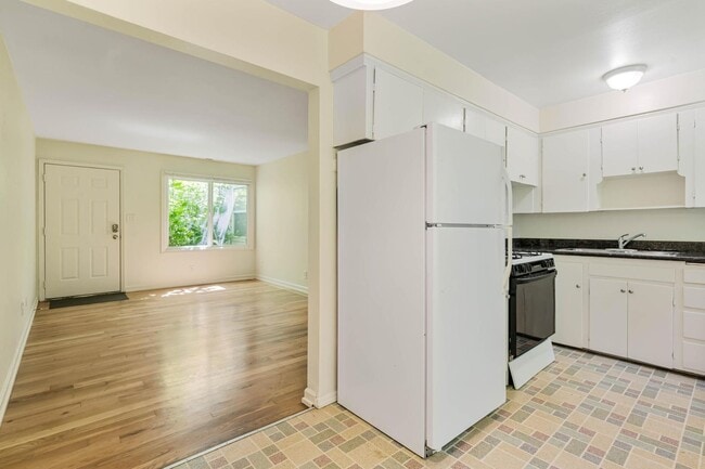 Building Photo - 2 weeks free rent! Beautifully remodeled 1-bdrm/1-bath in 7-plex—Shared laundry, dedicated storag...